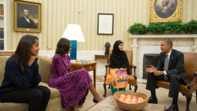 La familia Obama se reunió con la niña paquistaní Malala Yousarfzai.