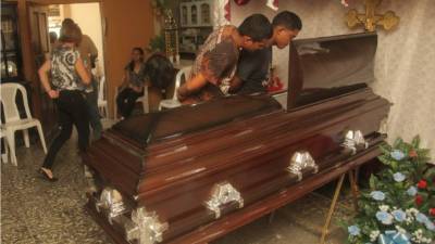 Diferentes amistades, exjugadores y amigos se han hecho presente para darle el último adiós a Reneau.