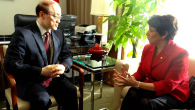 La canciller hondureña, Mireya Arguello junto al Presidente del Consejo de Seguridad, el embajador de China, Liu Jieyi.