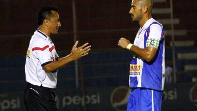 Jorge Pineda dialoga con el defensor Leonardo Domínguez.