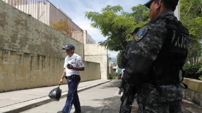 Una bolsa negra frente a la Embajada de EUA causó pánico en el personal.