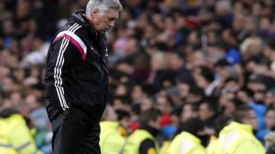 Carlo Ancelotti, cabizbajo en el Bernabéu durante el juego ante Atlético.