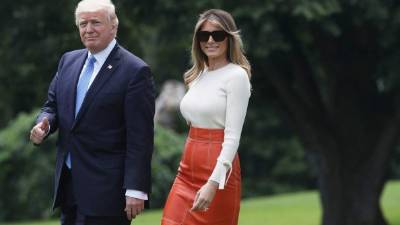 La primera dama de EUA viajó sola a Florida tras cancelar su gira a Suiza para acompañar al mandatario.