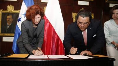 La embajadora de Polonia, Beata Wojna, y el canciller Arturo Corrales en la firma del convenio.