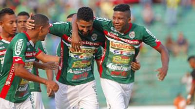 Los jugadores del Marathón celebrando el gol.
