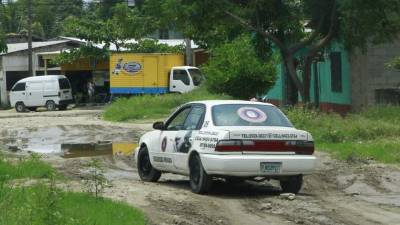 En la mayoría de las calles de tierra de Villa Ernestina se han formado enormes agujeros.