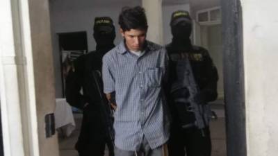 Héctor Geovanny Zelaya Reyes cuando era trasladado por agentes de la FNAMP.