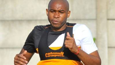 El hondureño Wilson Palacios entrena para ganarse un contrato con el Hull City.