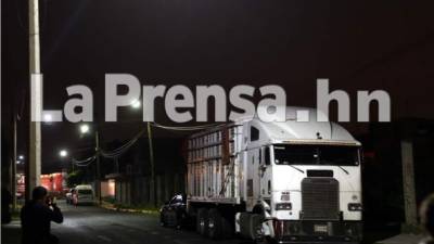 Autoridades mexicanas detuvieron a más de 120 migrantes dentro del contenedor de un tráiler en una carretera de Puebla-México.