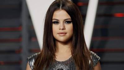 La cantante Selena Gómez lució bella en la fiesta de Vanity Fair.