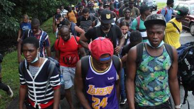 Caravana de migrantes mientras caminan en una carretera en el municipio de Tapachula.