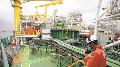 Una plataforma de la naviera OSX, otra de las empresas en problemas.