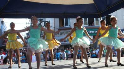 Niñas danzan en el parque central de San Pedro Sula para conmemorar el Día Mundial del Teatro. Fotos: JOsé cantarero