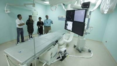Autoridades del hospital mostraron el angiógrafo.