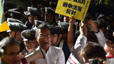 El Parlamento nipón debate hoy la polémica reforma militar con el objetivo de aprobarla de forma inminente, mientras hay convocadas nuevas protestas en contra esta iniciativa que supondrá el mayor cambio en materia de Defensa de Japón en 70 años.
