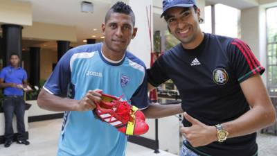 El mexicano Jorge Suárez saluda a Carlo Costly.