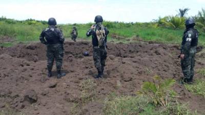 Un equipo de especialistas en explosivos y demoliciones se encargó de destruir la pista.