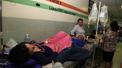 Por varias horas compartieron la camilla en el pasillo del Mario Rivas.