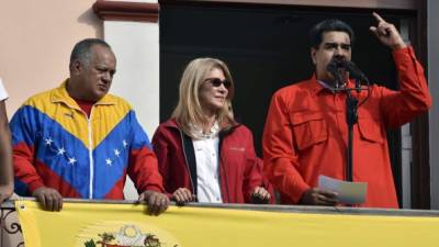'Aquí estamos en el Balcón del Pueblo de nuestro Comandante Hugo Chávez, de pie, más firmes que nunca', dijo Maduro al pronunciar un discurso tras la juramentación de Guaidó./AFP.
