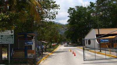 En los portones de acceso a vehículos de la Unah-vs permanecen guardias.