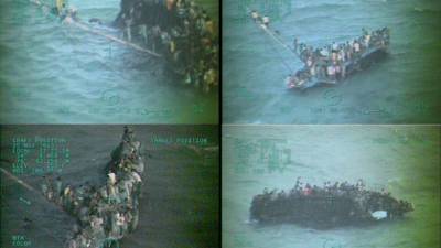 'Los migrantes se aferraban al casco de la embarcación de 40 pies (12 metros) cuando los equipos de rescate llegaron', informó el servicio de guardacostas. AFP