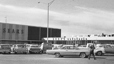 Cerca de la mitad de los grandes centros de compras de EE. UU. tiene tiendas de Sears y J.C. Penney, como este local que Sears abrió en 1963 en Lakewood, estado de Colorado.