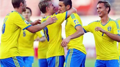 Los suecos celebrando uno de los goles contra Japón.