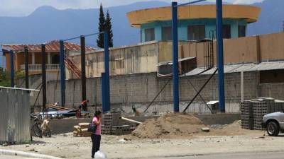 Una de las bodegas en construcción.