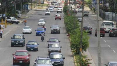 Vehículos circulan por el bulevar del norte en la San Pedro Sula. Foto: Cristina Santos.