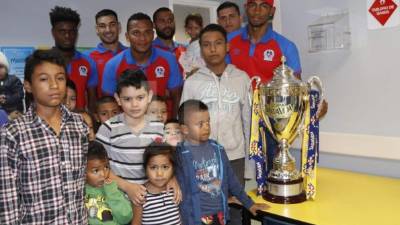 Los jugadores del Olimpia regalaron sonrisas a los pequeños .