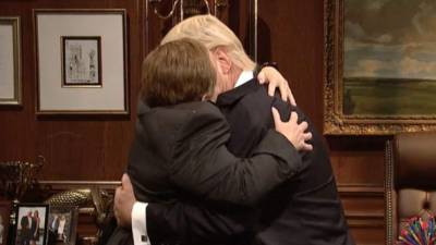 Melissa McCarthy y Alec Baldwin protagonizaron un polémico beso en Saturday Night Live.