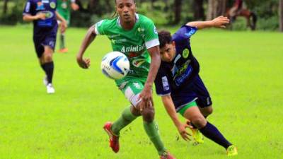 Ian Osorio del Platense se escapa de la marca de un jugador del Honduras Progreso.