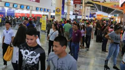 El aeropuerto sampedrano lució ayer abarrotado.