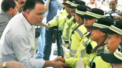 El alcalde Armando Calidonio saludó ayer a las mujeres y hombres que se graduaron. Foto: Guilmor García.