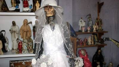 México adorna sus altares con calaveras durante el Día de los muertos.