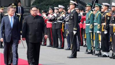 El presidente surcoreano, Moon Jae-in y el líder del Norte, Kim Jong-un, caminan durante una ceremonia de bienvenida en el lado sur de la frontera militarizada que separa a ambos países, el pasado 27 de abril. EFE/Archivo