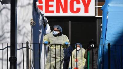 Trabajadores médicos afuera del Centro Hospitalario Elmhurst en el distrito de Queens de la ciudad de Nueva York. Foto: AFP