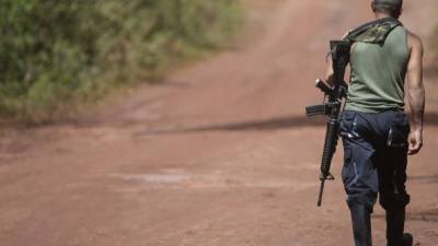 Un guerrillero de las FARC hace guardia en un campamento rebelde en El Diamante, departamento de Caquetá, Colombia. AFP