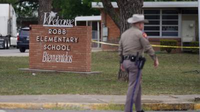 La escuela de Uvalde está ubicada muy cerca de la frontera con México y tenía inscritos a unos 500 estudiantes.