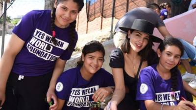Eiza González llevó amor a las decenas de niños inmigrantes que se encuentran en un albergue temporal en la frontera de México con EEUU.