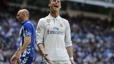 GRA319. MADRID, 02/04/2017.- El delantero portugués del Real Madrid Cristiano Ronaldo (d) junto al delantero del Deportivo Alavés Gaizka Toquero durante el partido correspondiente a la vigésima novena jornada de LaLiga Santander disputado en el estadio Santiago Bernabéu. EFE/Kiko Huesca