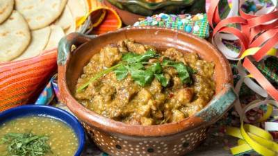Puede presentar el chicharrón en una cazuela de barro y servir con tortillas.