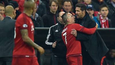 Los ánimos se caldearon en muchos momentos del duelo. Foto AFP/ GUENTER SCHIFFMANN