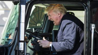 El presidente estadounidense Donald Trump sufrió su primer revés en el Senado luego de que su plan de salud no recibiera los votos necesarios para su aprobación. Sin embargo, eso no impidió que el magnate se divirtiera a lo grande, simulando conducir uno de los furgones de la Asociación Americana de Camioneros.