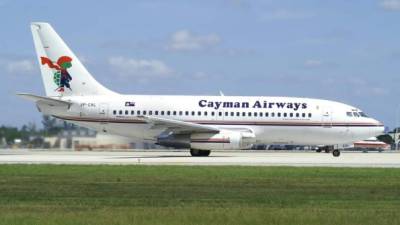 El Boeing modelo 737-36E, de la empresa Cayman Airways, uno de los aviones que despega cada miércoles a La Ceiba.