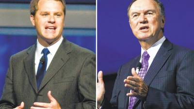 Douglas McMillon (izq.) sucederá a Michael Duke en la presidencia ejecutiva de Wal-Mart.