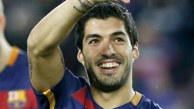 El delantero uruguayo del FC Barcelona Luis Suárez saluda a la afición tras marcar tres goles al Celta de Vigo. EFE