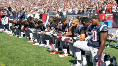 Jugadores de los Patriots se arrodillaron al entonar himno.