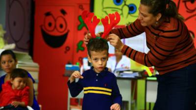 Mirna Espinal, madre de Kenneth, está muy pendiente de la mejora de su hijo.