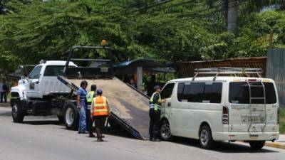 Los agentes de tránsito e inspectores de Transporte utilizaron grúas para trasladar las unidades decomisadas.